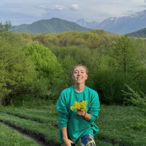 Karina Koks Instagram - Фото ароматизировано,потрите пальцем чтобы ощутить аромат весны в горах 🪻