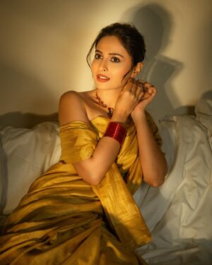 Karishma Sawant Instagram - Tu saaz hai, mai ragini 
Tu raat hai, mai chandini 
Styled by - @krishi1606 
Hair by - @pujashrijain