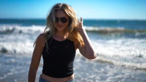 Karissa Lee Staples Instagram - Apparently, something very interesting is going on to our left...
.
.
.
Also... she's HOT.