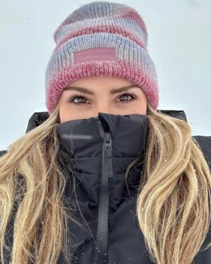 Karissa Lee Staples Instagram - It’s awesome when you don’t have to shovel it ❄️