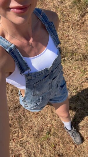 Karissa Lee Staples Instagram - In the middle of nowhere with very few people and a whole lot of land- that, to me, is pure bliss ☀️🌾