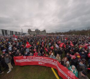Karl Lauterbach Instagram - Die Polizei schätzt, dass in Berlin 120.000 Menschen gegen Rechts demonstrieren. In zahlreichen Städten gehen Menschen auf die Straße. Es sind sehr viele junge Leute dabei, sie verteidigen ihre Zukunft. 

(Foto: fionngrosse)
