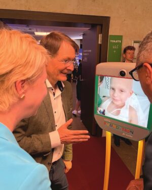 Karl Lauterbach Instagram - EM Endspiel. Schwerkranke Kinder aus Spanien und England sind live dabei. Ein Roboter fährt sie durch die Gänge. Dem spanischen Kind erkläre ich, dass ich hoffe, Spanien möge gewinnen.
