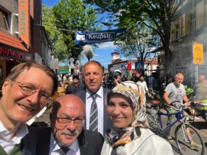 Karl Lauterbach Instagram - Mit Freunden der Interessensgemeinschaft Keupstrasse vor Gedenkfeier zum Nagelbombenattentat vor 20 Jahren. Die Keupstrasse ist Teil meines Wahlkreises. Den Menschen hier haben wir damals großes Unrecht getan. Sie waren Opfer und wurden verdächtigt. Jede Gewalt muss bestraft sein