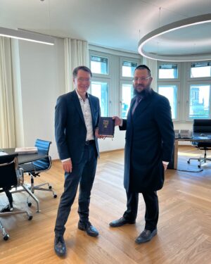 Karl Lauterbach Instagram - Gestern wieder Treffen mit Yehuda Teichtal, Rabbiner der Jüdischen Gemeinde Chabad Berlin. Wir verstehen uns gut, er hat sehr viel Humor. Deutschland muss ein sicherer Ort für alle Menschen sein. Antisemitismus und Gewalt gegen jüdische Mitbürger muss konsequent bestraft werden.