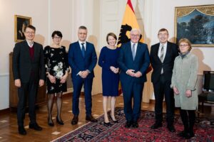 Karl Lauterbach Instagram - Lothar Wieler @rki_fuer_euch und Klaus Cichutek @pei_germany haben heute vom @bundespraesident.steinmeier das #Bundesverdienstkreuz bekommen. Deutschland hätte wesentlich mehr Menschen durch die Pandemie verloren ohne ihr Wirken. Auch ich habe beiden für ihre große Leistung ausführlich gedankt.