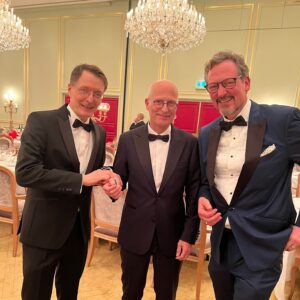 Karl Lauterbach Instagram - Drei Ärzte beim Bundespresseball. @buergermeister.hamburg hat noch immer hohen Puls wegen der #Cannabis Legalisierung.