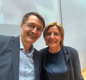 Karl Lauterbach Instagram - @maludreyer im @spdde - Parteivorstand heute. Sie ist immer ein Vorbild in der Politik gewesen, und bleibt es. Nie unfair, nie populistisch und immer sehr sachorientiert.