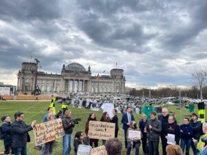 Karl Lauterbach Instagram - Habe mit mit #Nichtgenesenen #LongCovid und #MECFS Opfern getroffen und über ihre Lage gesprochen. Meine Zusage war: mehr Forschung, bessere Koordinierung der Behandlung durch Zentren, Prüfung der Rentenfragen, Aufklärung bei Ärzten. Wir laden bald wieder ein @bundesgesundheitsministerium