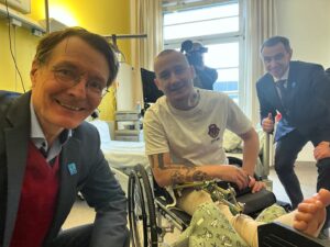 Karl Lauterbach Instagram - Dutzende Operationen. Ein Bein verloren, um das andere wird seit Monaten gekämpft. Dieser 21 jährige ukrainische Soldat, im Bundeswehrkrankenhaus versorgt, zeigt, wie stark die Ukraine ist. Kein Selbstmitleid. Gleichzeitig zeigen solche Schicksale das Ausmaß der Verbrechen Putins