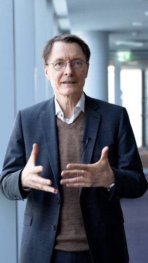 Karl Lauterbach Instagram - Legaler, geregelter Cannabis-Konsum ✅ Und jetzt weiter mit Sozialer Politik für Dich💪 #CanG