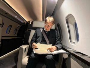 Karl Lauterbach Instagram - Auf dem Weg nach Paris, Treffen #OECD Gesundheitsminister. Wesentliche Themen sind Klima und Gesundheit und Vorbeugemedizin. Unser Gesundheitssystem ist im OECD Vergleich teuer und nicht überdurchschnittlich gut. Dass soll sich durch die Reformen grundlegend ändern