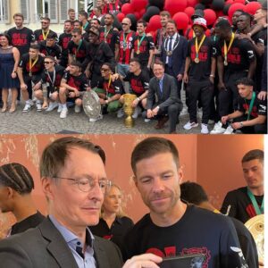 Karl Lauterbach Instagram - @bayer04fussball hat sich in das Goldene Buch der Stadt eingetragen. Ein tolles Team. Sehr sympathisch, der Oberbürgermeister und ich haben von Herzen gratuliert und mitgefeiert. Jetzt gleich kommt wieder Reformalltag…