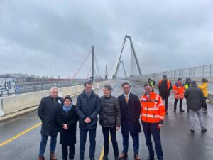 Karl Lauterbach Instagram - Heute haben Ministerpräsident @hendrik.wuest und ich die Autobahnbrücke #Leverkusen, mein Wahlkreis, wieder eröffnet, nach 7 Jahre Bauzeit steht der erste Teil. Die Brücke soll 12spurig werden. Falls wir in 20 Jahre tatsächlich den Autobahnverkehr für 12 Spuren haben können wir Klimaziele knicken.