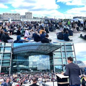 Karl Lauterbach Instagram - Meine Rede zu Betroffenen #ME/CFS in #Berlin. ME/CFS muss aus Tabuzone. Ärzte müssen Schwere der Erkrankung und Behandlung endlich kennen. Forschung schieben wir jetzt an, Industrie tut viel zu wenig. Politik will von COVID nichts mehr hören. Das ist falsch. Niemand bleibt zurück!