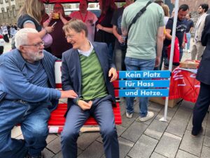 Karl Lauterbach Instagram - Gleich Veranstaltung mit @olafscholz ,  @spdde Parteivorstand und @katarina.barley in #Duisburg, letzter Aufruf zur Europawahl. Auf der #SPD Bank haben es die Kollegen #AfD nicht gerade bequem, die Handwerker sind wohl nicht fertig geworden…