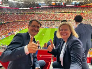 Karl Lauterbach Instagram - @nancy_faeser und ich hätten uns heute ein anderes Spiel gewünscht. Aber wir sind faire Verlierer. 
Wenn Spanien heute mit 11 Mann spielt gönne ich ihnen den Sieg…