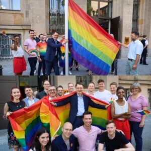 Karl Lauterbach Instagram - Heute die Fahne gehisst mit dem Queer- Netzwerk des @bundesgesundheitsministerium 
Eine wichtige Gruppe unseres Teams!