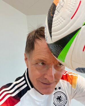 Karl Lauterbach Instagram - Heute Abend werden @bundeskanzler @olafscholz , @nancy_faeser und ich beim 3:2 gegen Ungarn, Kopfballtor durch Florian Wirtz in der Nachspielzeit, Deutschland als Fans im Stadion unterstützen. Stay tuned.