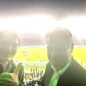 Karl Lauterbach Instagram - Ein unglaubliches Panorama im Stadion. Der Himmel ist wie gemalt.

Herzlichen Glückwunsch. Aus Vizekusen wird Doppelkusen! Respekt für den FCK. Sehr kämpferisch, fair und und ein echt gefährlicher Gegner.