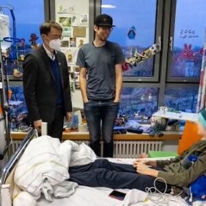 Karl Lauterbach Instagram - Kinderkrebsklinik @chariteberlin 
Für seltene Fälle fehlt es an Forschung. Den Kinderkliniken fehlt es an Geld und Personal. Habe mich erneut mit Ärzten, Pflegern und Eltern zu unseren Reformen ausgetauscht. Der Junge wird hoffentlich bald wieder Tischtennis spielen