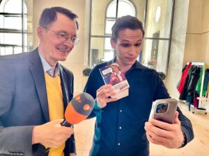 Karl Lauterbach Instagram - Eine komplizierte Sache: @fabiankoester arbeitet auf TikTok auf meinem Account, ich mache so lange die @heuteshow und wir beide werden von den China Spionen der #AfD um uns herum überwacht…