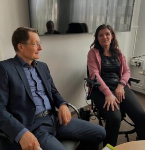 Karl Lauterbach Instagram - Frau Bonk hat ME/CFS seit sie an COVID erkrankte. Sie lebt auf dem Land in MV, ihr Leben ist sehr schwer. Habe ihr von den laufenden Studien berichtet, aber es wird Jahre dauern, bis wir eine echte Therapie haben. So lange müssen wir ihr Leben erleichtern. Wir geben Niemanden auf.