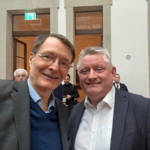 Karl Lauterbach Instagram - Gutes Gespräch mit Hermann Gröhe, einem meiner Vorgänger als Gesundheitsminister. Wir haben immer gut zusammen gearbeitet, daran hat sich bis heute nichts geändert. Besonders für die Palliativmedizin setzt er sich heute noch ein. Kritik an Vorgängern ist kleinkariert