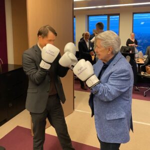 Karl Lauterbach Instagram - Mit Frank Elstner bei einer Charity Veranstaltung in Frankfurt zum Thema Kampf gegen #Parkinson. Er ist selbst Betroffener und engagiert sich seit Jahren bei der  @parkinsonstiftung