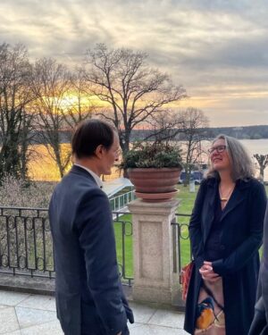 Karl Lauterbach Instagram - Hektischer Tag. Bevor es weitergeht Treffen mit internationalen Epidemiologen am Wannsee bei American Acedemy. Die Kollegin ist Prof. Annette Peters vom Helmholtz Center in München, führende Wissenschaftlerin zum Thema Feinstaub als Ursache für Infarkte, Diabetes, Demenz uvam…