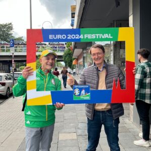 Karl Lauterbach Instagram - Freiwillige der #EURO2024DE in Köln, bereiten sich auf Public Viewing vor. Hoffentlich bleibt alles friedlich. @nancy_faeser hat sehr lange sehr gründlich die Sicherheit vorbereitet. Deutschland hätte eine friedliche EM und einen Erfolg verdient…