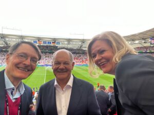 Karl Lauterbach Instagram - Gleich geht es los. Das Fanteam No1 ist schon klatschbereit… Tippe 2:1 für uns 🇩🇪
