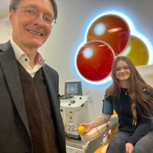 Karl Lauterbach Instagram - Veronica Albach studiert Jura in Köln und spendet regelmäßig #Blutplasma um anderen Menschen zu helfen. Beim Besuch des Blutplasma Spendezentrums in Köln Mülheim habe ich ihr gedankt. Ohne solche Menschen, die für andere da sind, ginge es nicht.