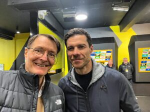 Karl Lauterbach Instagram - Gleich geht es los. @bayer04fussball spielt in #Dortmund, bin vor Ort. @xabialonso konnte ich aber leider keine Tipps geben, der weiß alles. Ich hoffe auf ein gutes Spiel, das 45. Spiel ohne Niederlage, mit einem Sieg für Leverkusen.