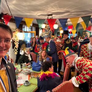 Karl Lauterbach Instagram - Beim Stockacher Narrenfest angekommen. Hier bin ich heute der Angeklagte. Noch nie wurde hier jemand wie ich, die personifizierte Umschuld, angeklagt. Im letzten Jahr hat es mit Wolfgang Kubicki einen Schwerstschuldigen erwischt. Bei mir wird sich das Gericht entschuldigen müssen