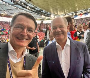 Karl Lauterbach Instagram - ⚽️⚽️⚽️Gleich geht es los. Schon mal zwei gut gelaunte Fans. Ich tippe 3:1 (für uns natürlich)⚽️