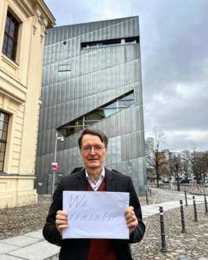 Karl Lauterbach Instagram - Heute ist der Gedenktag der Befreiung von Auschwitz. Mit einem Besuch des Jüdischen Museums in Berlin gedenke ich der Tatsache, dass Deutschland das größte Verbrechen der Menschheit verantworten muss. Das dürfen wir nie vergessen. Meine Gedanken sind bei den Opfern des Holocaust. #weremember