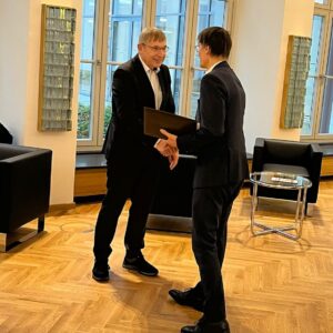 Karl Lauterbach Instagram - Der international renommierte Leiter @pei_germany Prof. Klaus Cichutek geht in den Ruhestand. Er hat in der Pandemie die sichere und schnelle Zulassung der Corona Impfstoffe für Deutschland und Europa durchgeführt. Im Namen der Bundesregierung habe ich ihm heute gedankt.