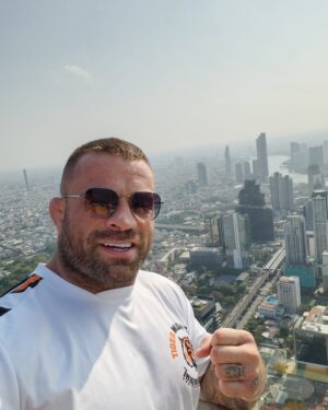 Karlos Vémola Instagram - 🙋‍♂️ Přeju pohodový víkend z 🇹🇭 Bangkoku.

#terminator #vemola #mma #oktagon #lvizerouprvni #vemolice