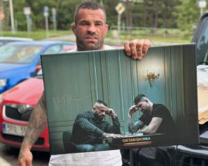 Karlos Vémola Instagram - 👊 Právě teď spouštíme prodej podepsaných obrazů k “Odveta století”. Máme jich pouze VELMI limitovaný počet, tak na nic nečekej, budou rychle pryč!
🛒 Koupíš na www.ktv-shop.cz

Pokud byste chtěli vlastní obraz, tak určitě mrkněte na www.fotoobrazyzplatna.cz kde s kódem KARLOS máte 20% slevu.