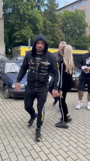 Karlos Vémola Instagram - 2/2 ODVETY STOLETÍ ⚔️ dorazila na EDEN. 🏟️

📲 VÁŽENÍ už za pár minut. SLEDUJ ho LIVE na OKTAGONMMA.com 📲