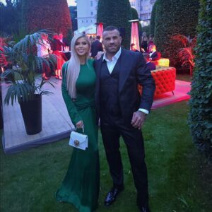 Karlos Vémola Instagram - Dnešný večer sme strávili na @progresusinvestholding veľkolepom večierku v Karlových Varoch . Veľmi dobre sa tu cítime.

Oblek : @kadlex_design 
Šaty : @victoriabeckham @victoriabeckhamstyles 
Kabelka : @dolcegabbanacz