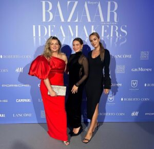 Karolína Krezlová Instagram - Harpers Bazaar 2023 🖤

3 z nás šly spát brzo
2 z nás vykoupily KFC
1 z nás má ve skutečnosti na sobě svetr 

Ale hezkou fotku jsme stihly! :))

PS: Bývaly doby, kdy jsem před akcí chodívala na drink. No, teď už chodím na lifting 🤷🏼‍♀️💪🏼 @natinuel.cz 🫶🏼😂

#harpersbazaarcz
#natinuel