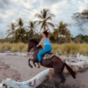 Karolína Krezlová Instagram - The situation couldnt be any different 🖤 

#horseriding#horsebackriding#samara#samarabeach#costarica#horsescostarica#travel#traveldiary#samaracostarica#horserour#wildhorses