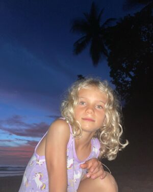 Karolína Krezlová Instagram - Czech women in Costa Rica ❤️

#women#costarica#czech#gang#travel#sunset#beach#sunsetcostarica#artvillas#artvillascostarica#beachtime