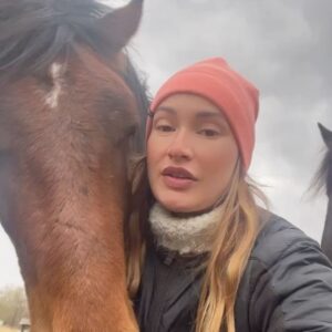 Karolína Krezlová Instagram - Roste nám pod rukama, otravuje všechny koně okolo, prochází ohradama, bere čepice, rozvazuje tkaničky, kouše, usíná na výstavách, tahá mě za vlasy, žvejká mi rukavice, chodí do baráku… ale je náš. A je krásnej :)

#arabskyplnokrevnik #welshpony
#welshbred 
#horse