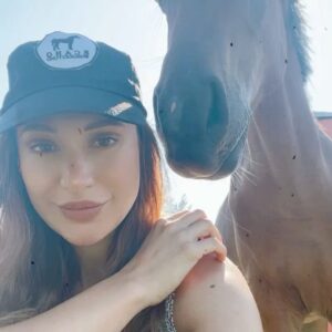Karolína Krezlová Instagram - Mám nějakou nostalgickou a chybí mi ten náš raubíř ❤️ Já jemu určitě taky, protože nemá koho tejrat..

#arabskyplnokrevnik#welshbred#welsh#horselove