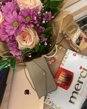 Karolína Krezlová Instagram - Tak tohle byla nejdelší a nejneplánovanejší oslava narozenin, jakou jsem mohla mít. Prochazim si fotky a je neskutecny, co se dá za dva týdny stihnout. Díky 🤩

#foreverbirthday 
#flowerlover