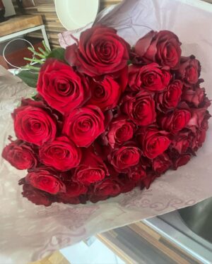 Karolína Krezlová Instagram - Tak tohle byla nejdelší a nejneplánovanejší oslava narozenin, jakou jsem mohla mít. Prochazim si fotky a je neskutecny, co se dá za dva týdny stihnout. Díky 🤩

#foreverbirthday 
#flowerlover