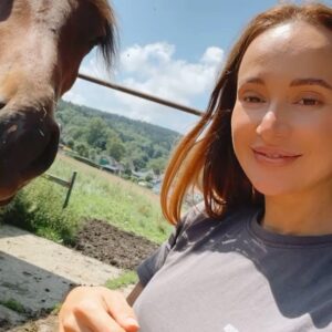 Karolína Krezlová Instagram - Mám nějakou nostalgickou a chybí mi ten náš raubíř ❤️ Já jemu určitě taky, protože nemá koho tejrat..

#arabskyplnokrevnik#welshbred#welsh#horselove